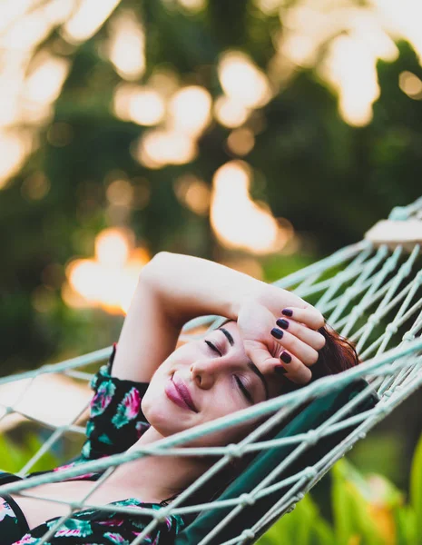 Mujer relajándose en una hamaca — Foto de Stock