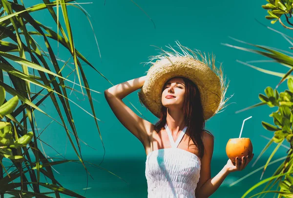 Mulher com coquetel de coco — Fotografia de Stock