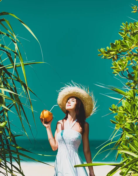 Vrouw met kokos cocktail — Stockfoto