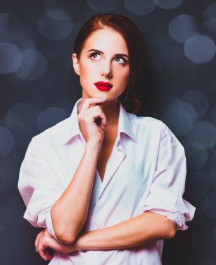 beyaz gömlek düşünme abouve bokeh ile gri arka plan üzerine bir şey kadında