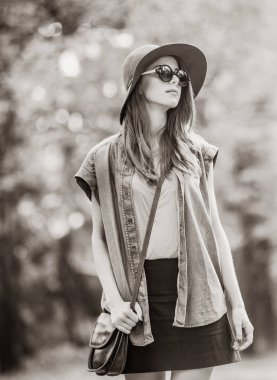 güneş gözlüğü ve şapka sonbahar parkta kız. Siyah ve beyaz renkli görüntü