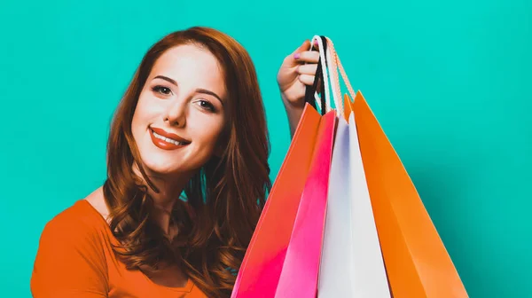 Fille Rousse Avec Des Sacs Provisions Sur Fond Bleu — Photo