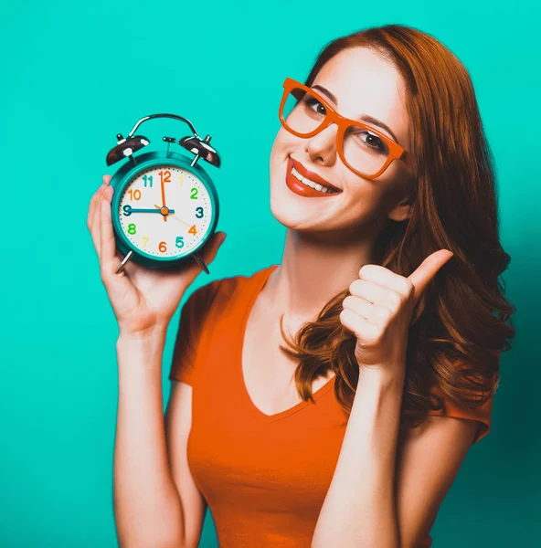 Menina Ruiva Com Despertador Fundo Azul — Fotografia de Stock