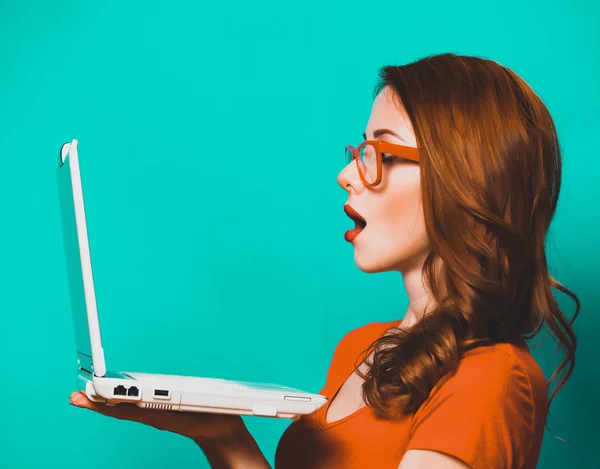 Roodharige Meisje Met Laptop Blauwe Achtergrond — Stockfoto