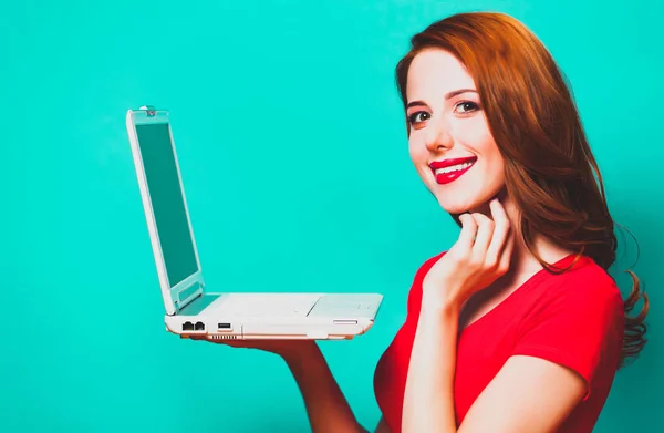 Roodharige Meisje Met Laptop Blauwe Achtergrond — Stockfoto
