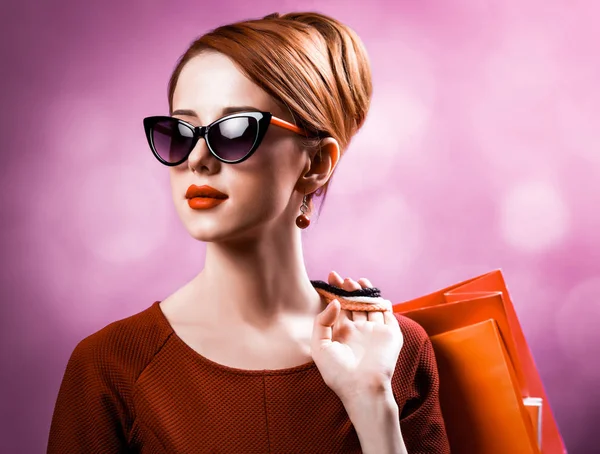 Рыжая Женщина Пакетами Покупок Фиолетовом Фоне — стоковое фото