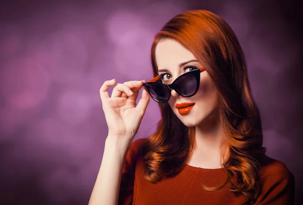 Hermosa Mujer Pelirroja Gafas Sol Sobre Fondo Viloet —  Fotos de Stock