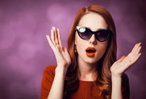 Hermosa Mujer Pelirroja Gafas Sol Sobre Fondo Viloet —  Fotos de Stock