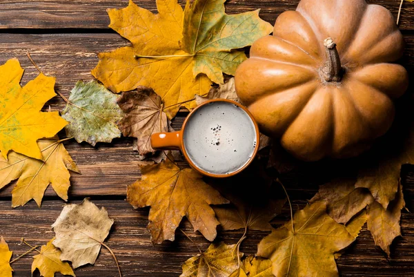 落ち葉の写真 カボチャと赤茶色の木製の背景のコーヒー カップ — ストック写真