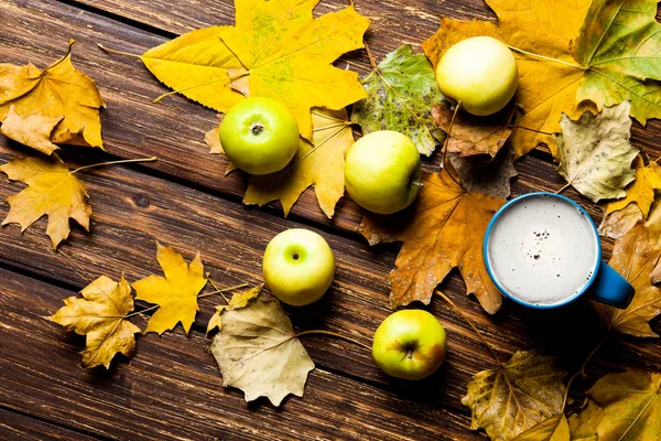 Foto Las Hojas Caídas Manzanas Taza Café Azul Sobre Fondo — Foto de Stock