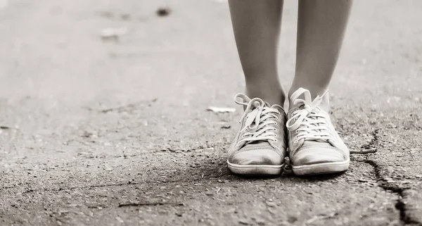 Teenager Foots Gumshoes Park Image Black White Color Style — Stock Photo, Image