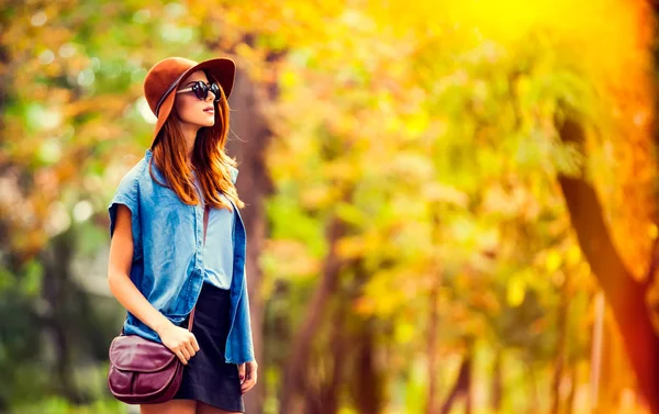 Roodharige Meisje Zonnebril Hoed Herfst Park — Stockfoto