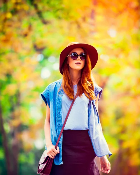 Roodharige Meisje Zonnebril Hoed Herfst Park — Stockfoto