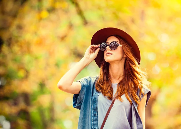 Рыжая Девушка Солнечных Очках Шляпе Осеннем Парке — стоковое фото
