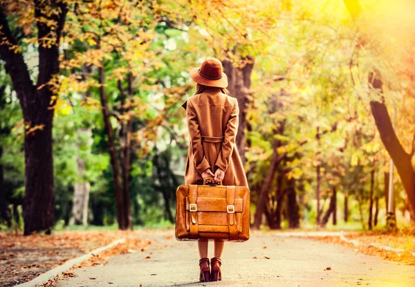 Ragazza Rossa Con Valigia Nel Parco Autunnale — Foto Stock