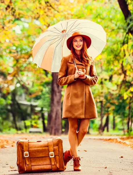 Chica Pelirroja Con Paraguas Maleta Parque Otoño — Foto de Stock