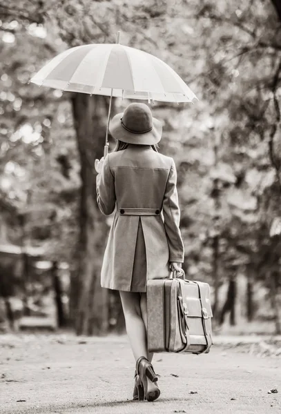 Chica Con Paraguas Maleta Parque Otoño Imagen Color Blanco Negro — Foto de Stock