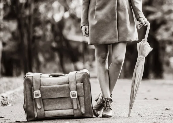 Gril Cappotto Con Ombrello Valigia Nel Parco Immagine Stile Bianco — Foto Stock