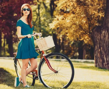 Bisiklet Park ile Kızıl saçlı. Yaz sezonu