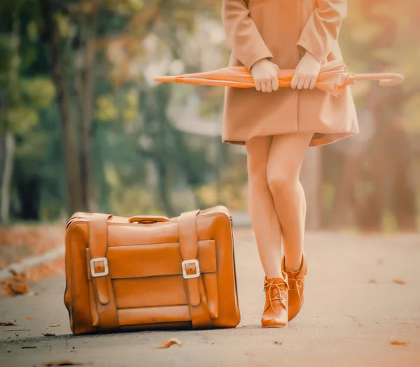 Gril Jas Met Paraplu Koffer Het Park — Stockfoto