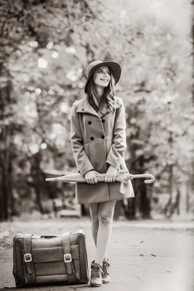 Meisje Met Paraplu Koffer Het Najaar Park Afbeelding Zwart Witte — Stockfoto