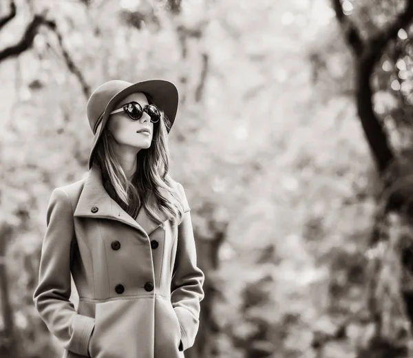 Mädchen Mit Sonnenbrille Und Hut Herbstpark Bild Schwarz Weiß Farbstil — Stockfoto