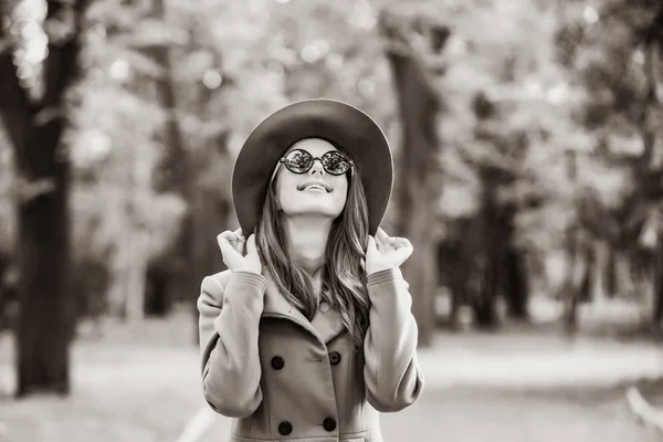 Ragazza Occhiali Sole Cappello Nel Parco Autunnale Immagine Stile Bianco — Foto Stock