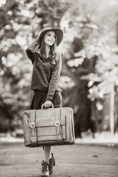 Девушка Шляпе Чемоданом Парке Изображение Черно Белом Цвете — стоковое фото