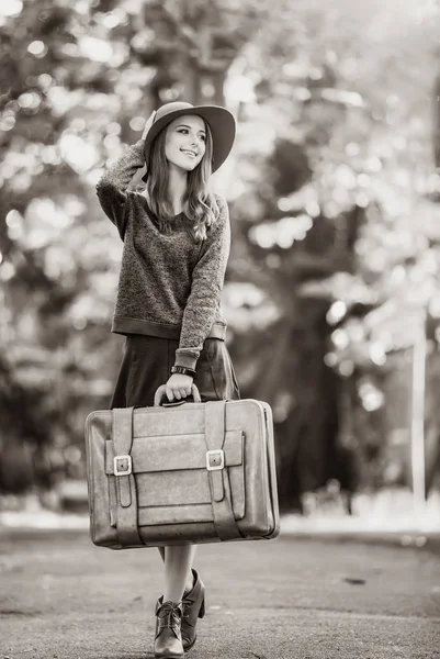 Chica Con Sombrero Maleta Parque Imagen Color Blanco Negro — Foto de Stock