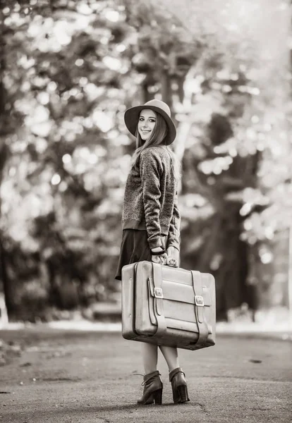 Chica Con Sombrero Maleta Parque Imagen Color Blanco Negro — Foto de Stock