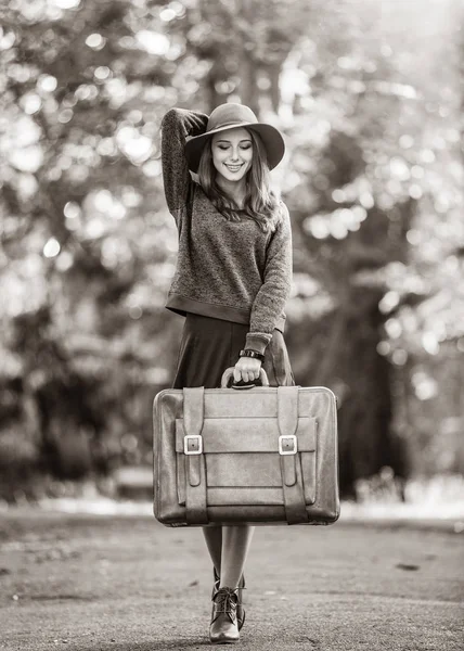 Дівчина Капелюсі Валізою Парку Зображення Чорно Білому Кольорі — стокове фото