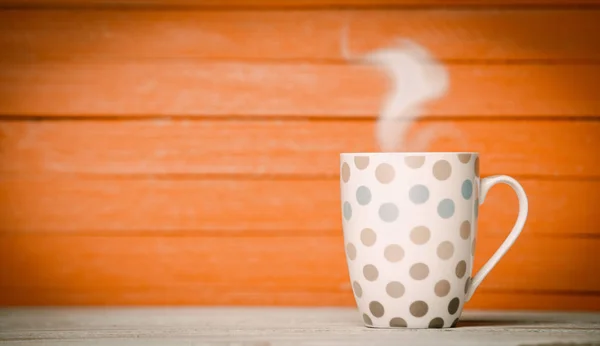 木製の背景を蒸気と共にコーヒーや紅茶のカップ — ストック写真