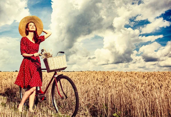 麦畑に自転車で赤毛の女の子 — ストック写真