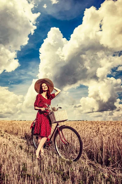 Kızıl Saçlı Kız Bisiklet Buğday Alanı Ile — Stok fotoğraf