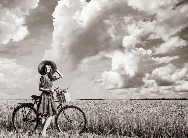 Ragazza Con Bicicletta Sul Campo Grano Immagine Stile Bianco Nero — Foto Stock