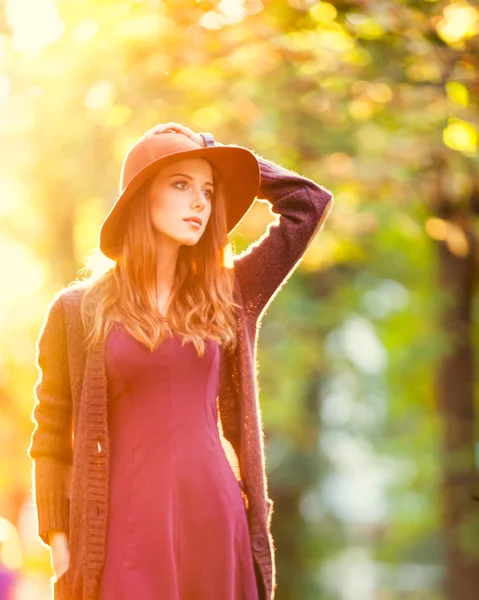 Ragazza Rossa Cappello Vestiti Stile Nel Parco Autunnale — Foto Stock