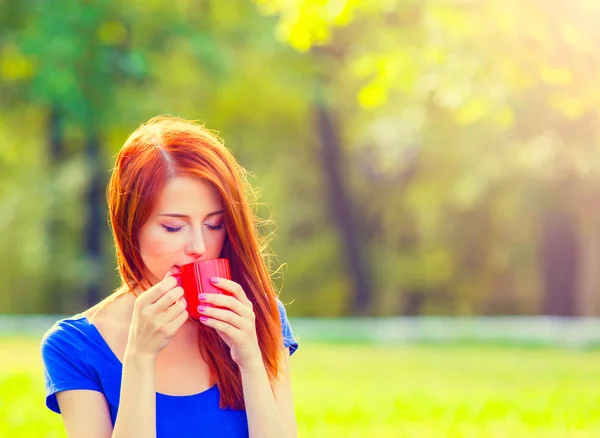 Redhead Dziewczyna Orange Cup Zielony Trawnik Okresie Letnim — Zdjęcie stockowe