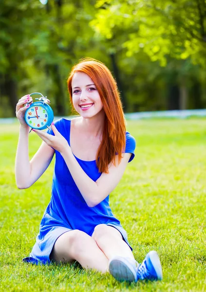 Roodharige Meisje Blauwe Jurk Met Klok Het Park — Stockfoto