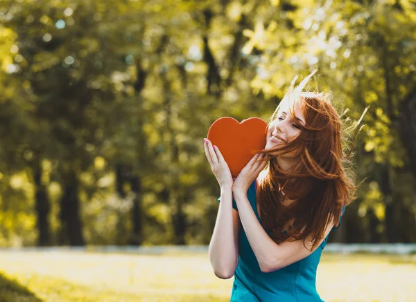 Roodharige Meisje Met Hart Vorm Het Park Zomer Seizoen — Stockfoto