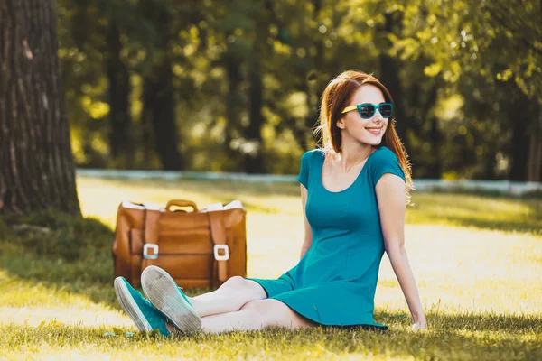 Chica Pelirroja Con Maleta Parque Temporada Verano — Foto de Stock