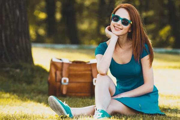 Rödhårig Tjej Med Resväska Parken Sommar Säsong — Stockfoto