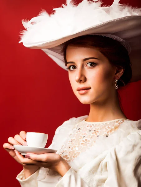 Portret Van Roodharige Edvardian Vrouw Met Cup Rode Achtergrond — Stockfoto