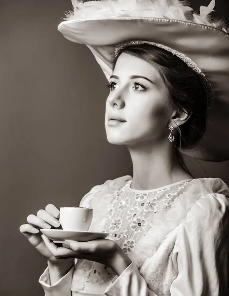 Portret Van Edvardian Vrouw Met Cup Rode Achtergrond — Stockfoto