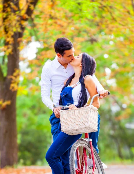 Coppia Adolescenti Con Bici Retrò Che Baciano Nel Parco Autunno — Foto Stock