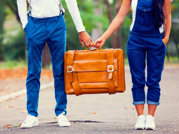 Couple Holding Classic Suitcase Park — Stock Photo, Image