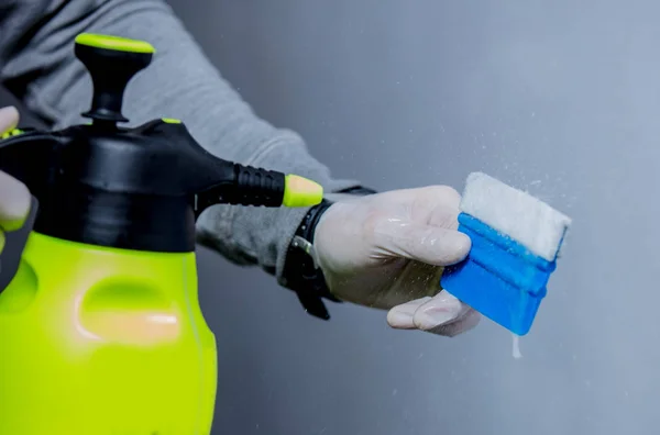 Homem Segurando Pincel Para Limpeza Spray Água Vista Perto — Fotografia de Stock