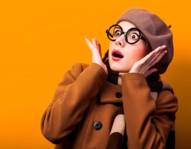 Paltonu ve kaşkolünü Kızıl saçlı kız