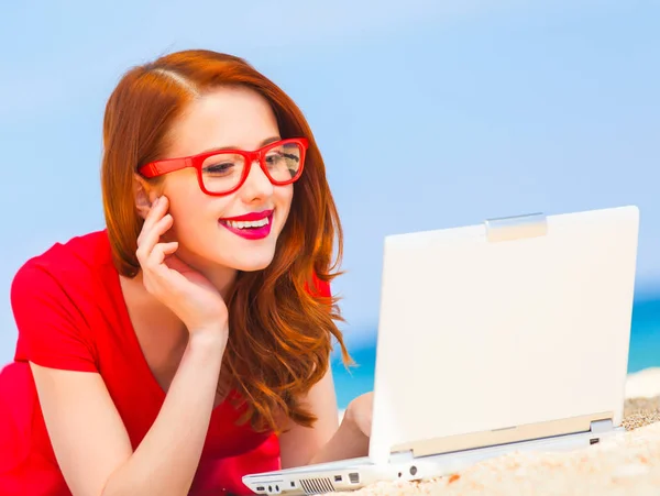 Ragazza negli occhiali con taccuino sulla spiaggia — Foto Stock