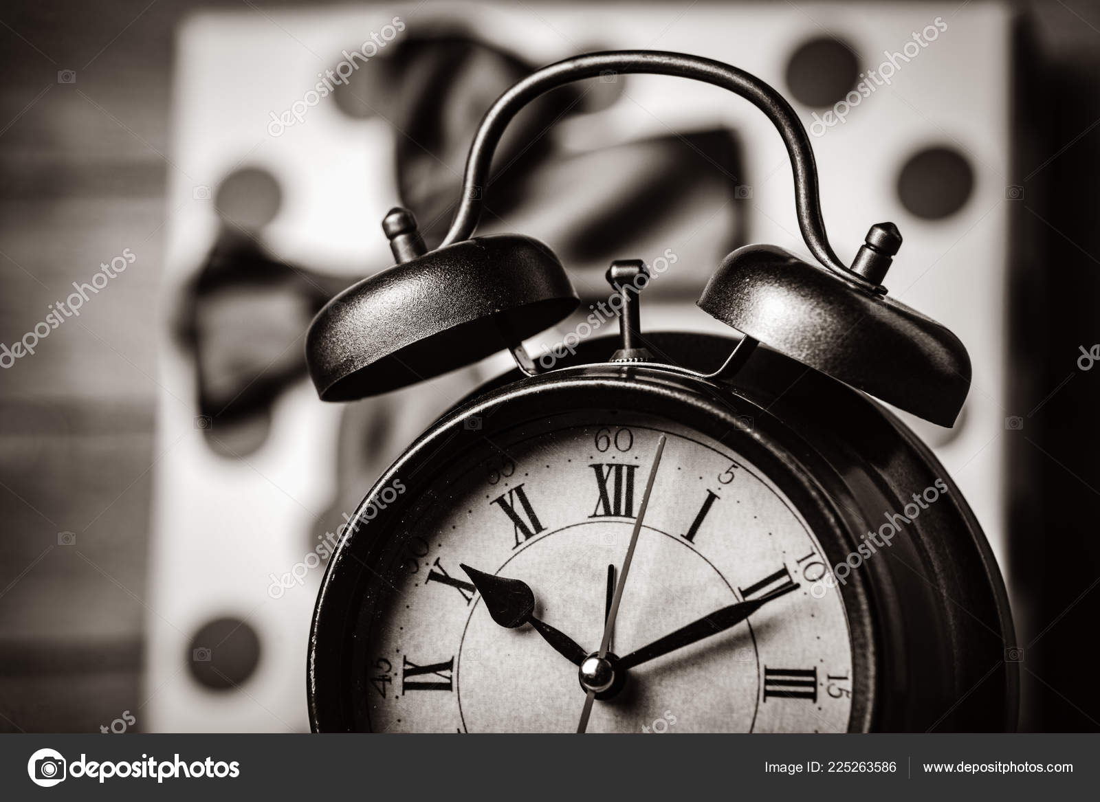 Wecker Auf Dem Tisch Mit Weihnachtsgeschenk Stockfotografie Lizenzfreie Fotos C Massonforstock 225263586 Depositphotos