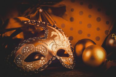 Karnaval maskesi ve hediyeler
